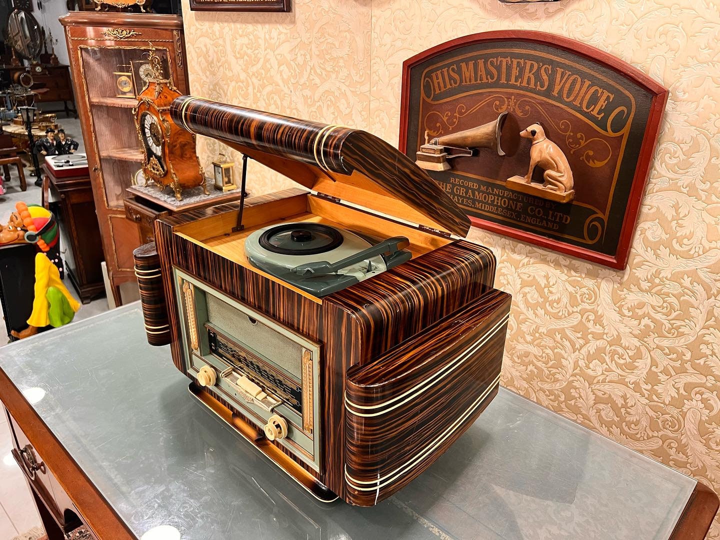 Explore the Charms of the French Tube Radio with Turntable – A Vintage Marvel in Impeccable Condition.