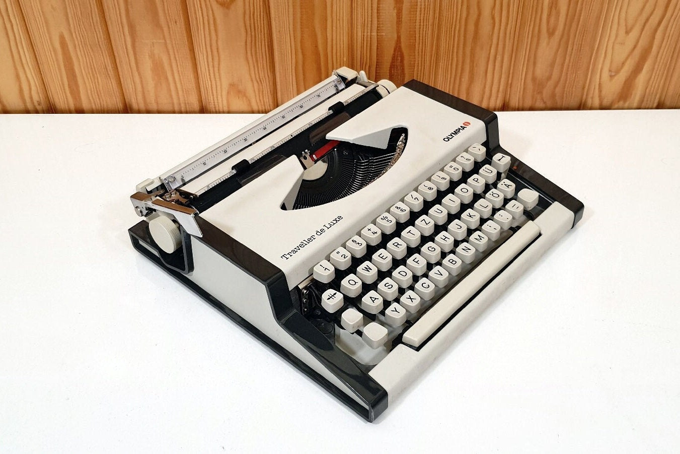 Olympia Deluxe Typewriter - Like Never Used, Very Clean, Typewriter Like New, Fully Operational
