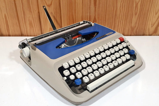 White Privileg 300 Typewriter: Stylish & Functional